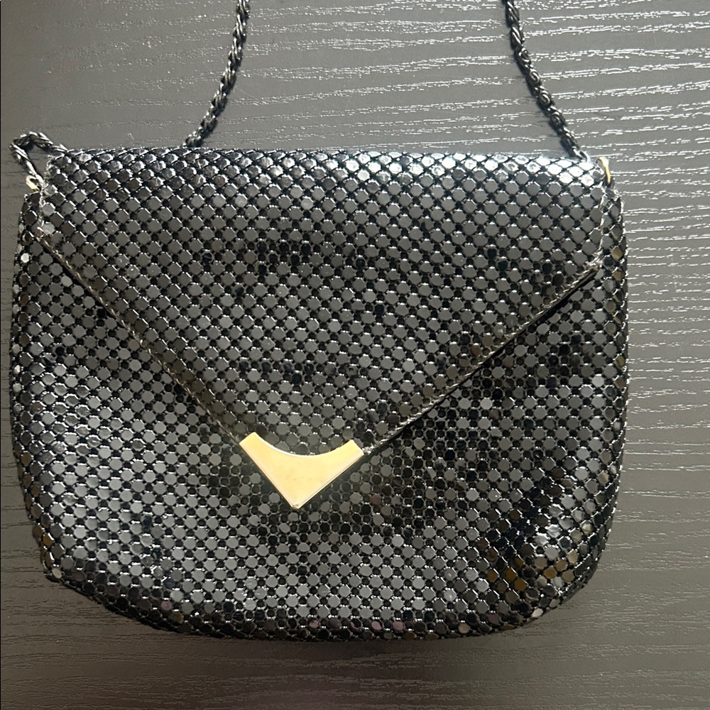 Elegant Black Crossbody Bag with Gold Detail - Picture 3 of 16